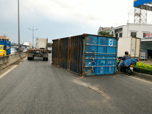 Container rơi giữa đường Container rơi giữa đường