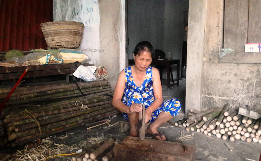 Một trong những công đoạn để sản xuất đũa cau. Ảnh: Mai Ka một trong những công đoạn để sản xuất đũa cau. Ảnh: Mai Ka