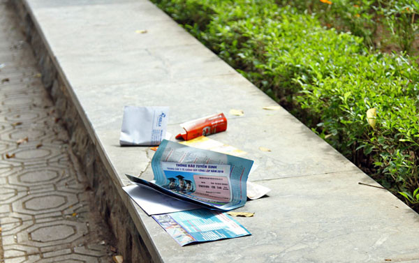  Tờ rơi vương vãi khắp nơi ảnh hưởng đến mỹ quan đô thị.