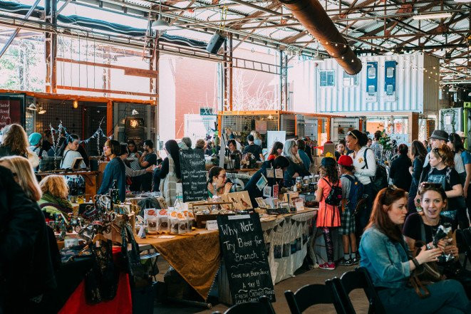 Ở một số thành phố lớn, giới trẻ tự lập chợ đổi đồ, vừa trao đổi vừa xây dựng sự gắn kết trong cộng đồng. Ở một số thành phố lớn, giới trẻ tự lập chợ đổi đồ, vừa trao đổi vừa xây dựng sự gắn kết trong cộng đồng.