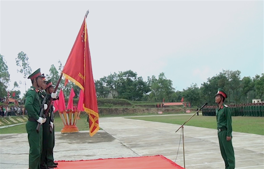 Chiến sĩ mới tuyên thệ trước cờ Tổ quốc. Ảnh: Hồng Thi Chiến sĩ mới tuyên thệ trước cờ Tổ quốc. Ảnh: Hồng Thi