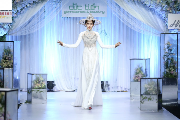 Chính điều đó đã tạo nên điểm nhấn thú vị cho phần xuất hiện của Nam Em ở hai màn trình diễn áo dài tại chương trình. 2