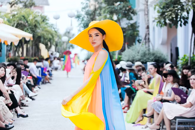 Cô xuất hiện ấn tượng với vị trí đinh trong BST lần này, có thể nói Kỳ Duyên là một trong những Hoa hậu phù hợp với hình tượng model nhất từ trước đến nay.