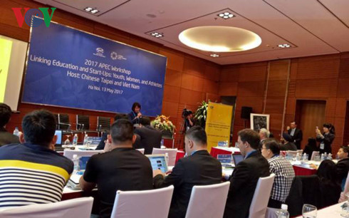 Bà Lê Thị Hoàng Yến - đại diện đoàn Việt Nam phát biểu tại Hội thảo. Bà Lê Thị Hoàng Yến - đại diện đoàn Việt Nam phát biểu tại Hội thảo.