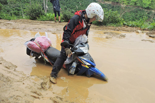 Sa lầy trong một chuyến đi đường rừng ở Lâm Đồng.