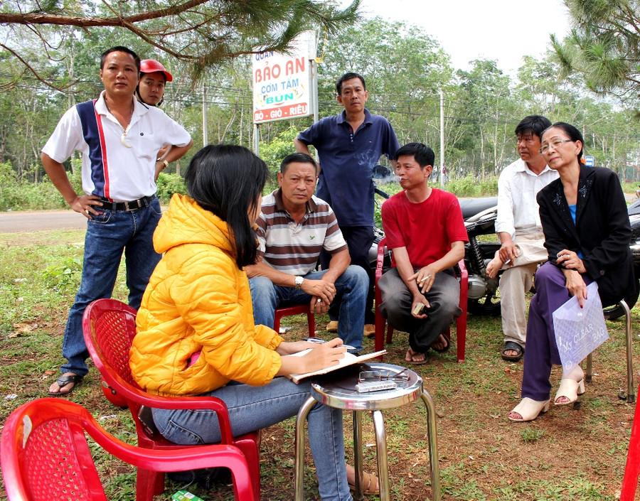 Nhiều hộ dân đã tập trung ở khu đất thuộc dự dan Khu dân cư Phú An để yêu cầu công ty giải thích. Ảnh: Q.T