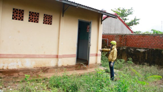 Nhà vệ sinh nơi em H. nhiều lần bị hiếp dâm và dâm ô. Nhà vệ sinh nơi em H. nhiều lần bị hiếp dâm và dâm ô.