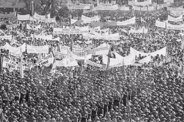 Nhân dân Sài Gòn mít tinh chào mừng Uỷ ban quân quản thành phố ra mắt ngày 7-5-1975.