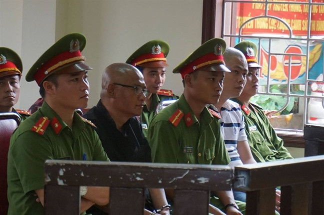 Bị cáo Tuấn (mặc áo đen) tại phiên tòa. Bị cáo Tuấn (mặc áo đen) tại phiên tòa.