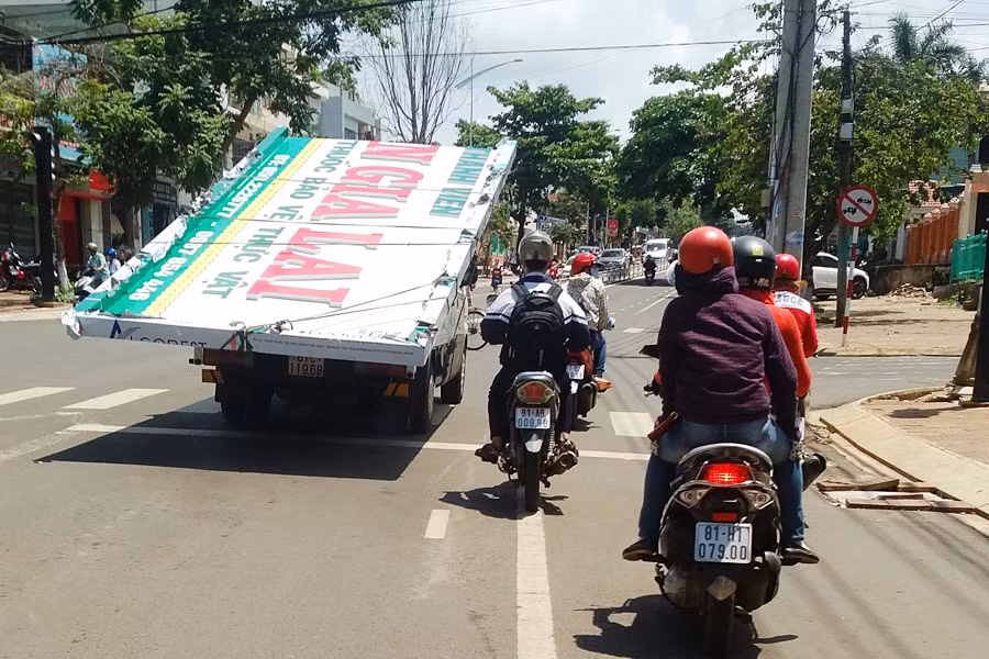 Xe chở hàng quá khổ di chuyển trong nội thành: Ảnh chụp trưa 22-5