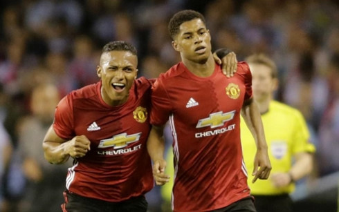 Rashford hóa người hùng của MU, với siêu phẩm đá phạt vào lưới Celta Vigo.