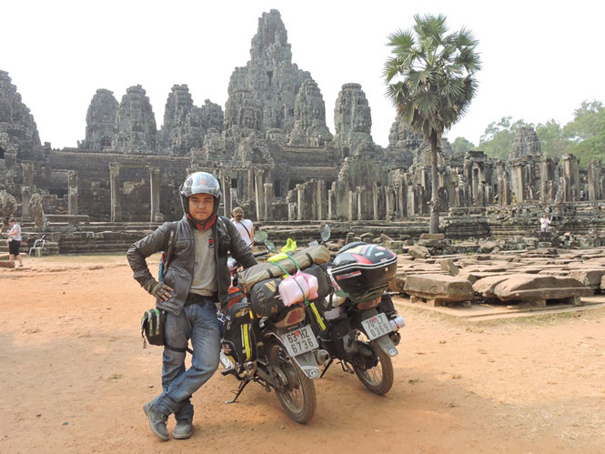 Cưỡi xe máy đi khám phá Angkor Wat cổ kính của Campuchia.