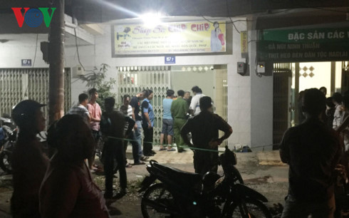 Công an khám nghiệm hiện trường vụ việc.