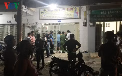 Công an khám nghiệm hiện trường vụ việc.