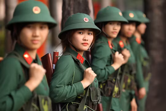 "Những ngày đầu, em không quen với việc dậy sớm, tập luyện dưới cái nắng, gió và nhất là rất nhớ nhà. Tuy nhiên,sau đó em quen thêm nhiều bạn bè mới và học được tính kỷ luật rất cao " – nữ tân binh Tạ Thị Thanh Hiếu (1994, Long An) thuộc Tiểu đội 4, chia sẻ.