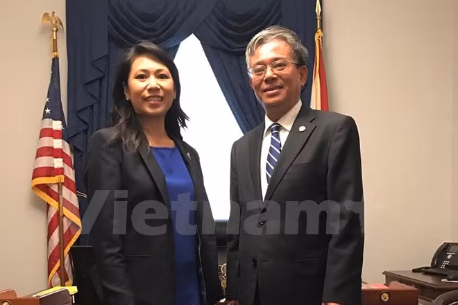 Đại sứ Phạm Quang Vinh và Hạ nghị sĩ Murphy.