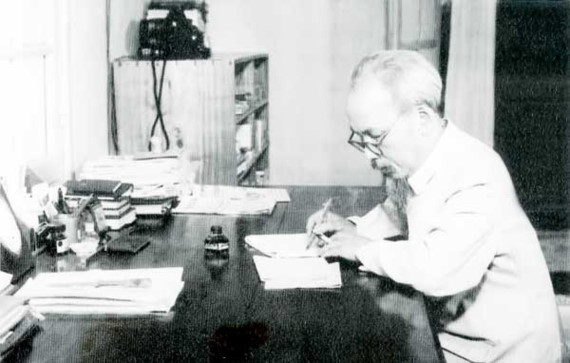 Chủ tịch Hồ Chí Minh làm việc ở số nhà 54 (1957) Chủ tịch Hồ Chí Minh làm việc ở số nhà 54 (1957)