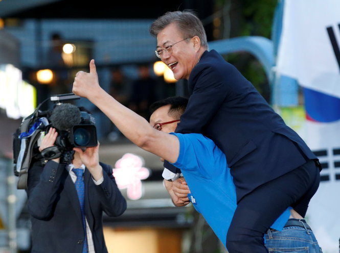 Người ủng hộ cõng ứng viên Moon Jae In sau cuộc vận động tranh cử ở Seoul ngày 6-5 - Ảnh: Reuters Người ủng hộ cõng ứng viên Moon Jae In sau cuộc vận động tranh cử ở Seoul ngày 6-5 - Ảnh: Reuters