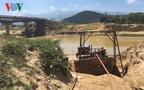 Hai bên cát ở hai đầu cầu đã bị khai thác triệt để