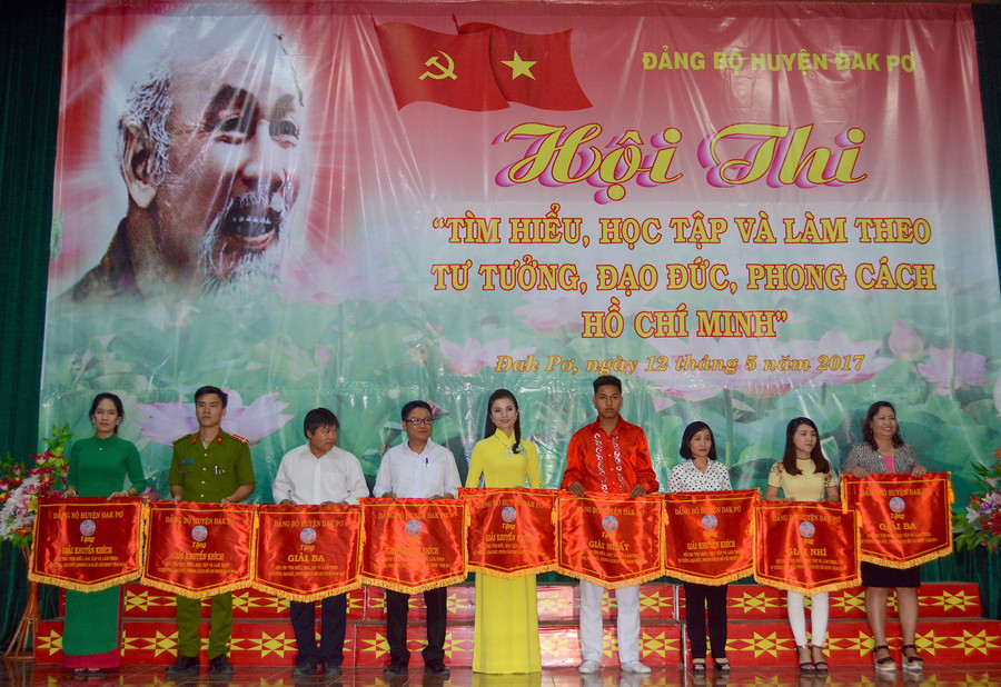 Trao giải cho các tập thể đạt thành tích cao tại Hội thi. Ảnh: Hồng Thi