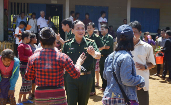 Bộ đội Biên phòng tỉnh Thừa Thiên - Huế cùng nhân dân bản Ka Lô (Lào) chung vui cùng điệu múa Lăm Vông Bộ đội Biên phòng tỉnh Thừa Thiên - Huế cùng nhân dân bản Ka Lô (Lào) chung vui cùng điệu múa Lăm Vông