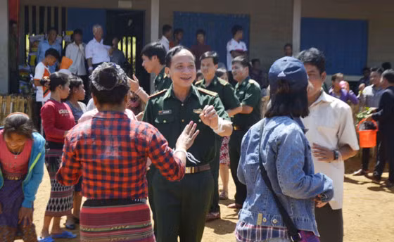 Bộ đội Biên phòng tỉnh Thừa Thiên - Huế cùng nhân dân bản Ka Lô (Lào) chung vui cùng điệu múa Lăm Vông