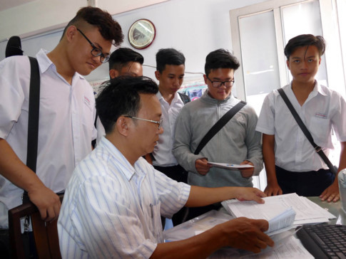 Học sinh nộp hồ sơ đăng ký dự thi THPT quốc gia tại Trung tâm giáo dục thường xuyên Q.1, TP.HCM Học sinh nộp hồ sơ đăng ký dự thi THPT quốc gia tại Trung tâm giáo dục thường xuyên Q.1, TP.HCM