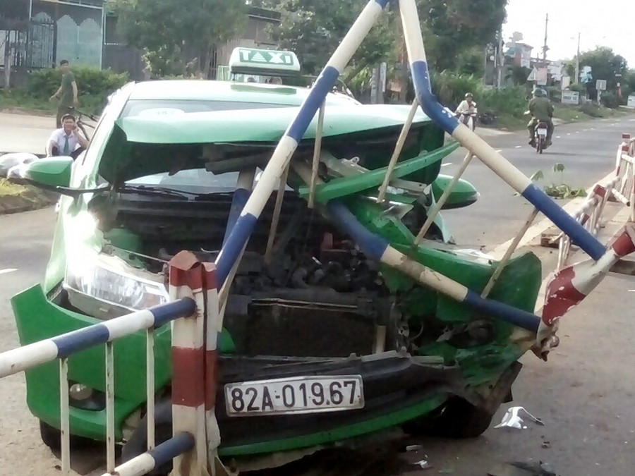 Xe vỡ toát, rất may người đi trên xe không bị thương tích gì