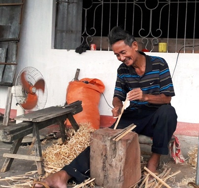 Ông Trần Văn Hành hăng say chẻ cau. Ảnh: Mai Ka Ông Trần Văn Hành hăng say chẻ cau. Ảnh: Mai Ka