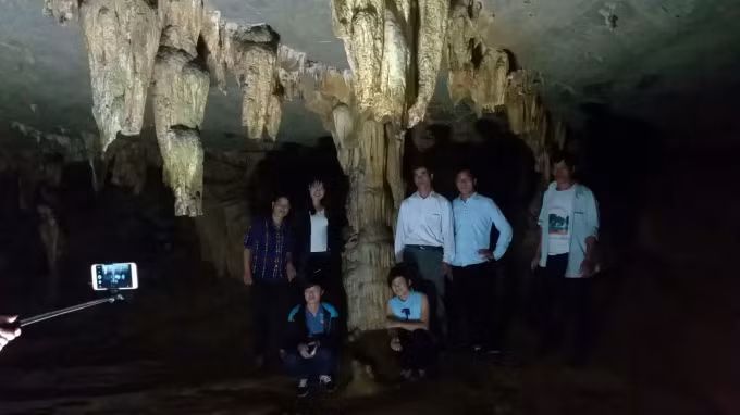 Nhiều du khách tranh thủ chụp ảnh bên trong động để lưu làm kỷ niệm.