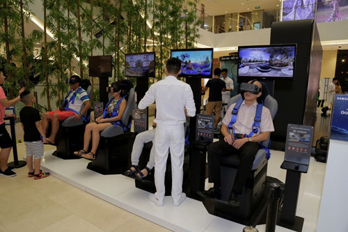 Phấn khích, ngạc nhiên, choáng ngợp,... là những cảm xúc đa dạng mà giới trẻ có được từ trải nghiệm xem phim thực tế ảo 4D