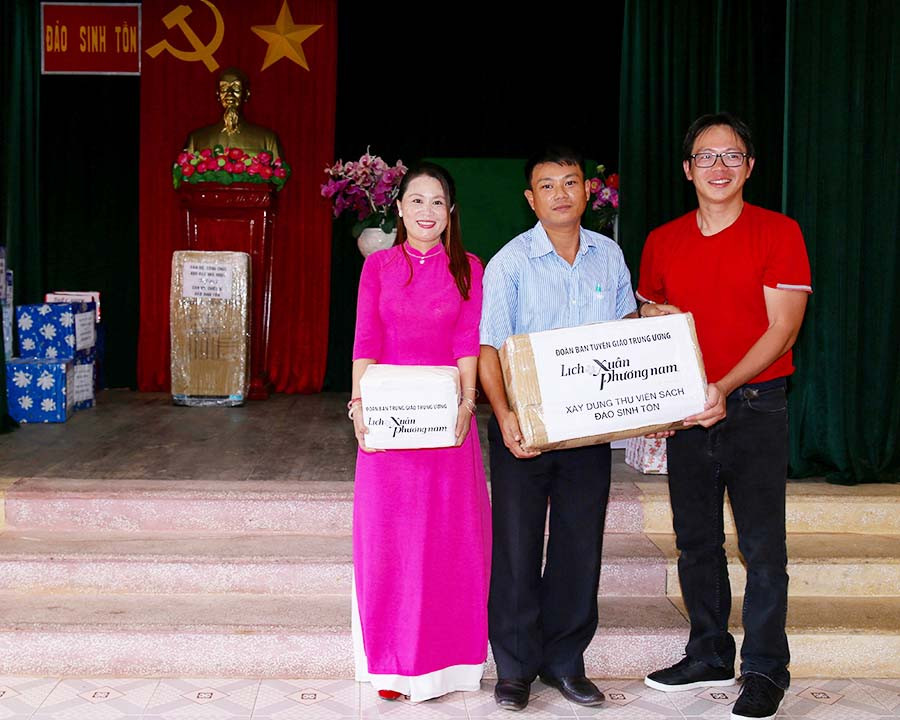 Giám đốc Công ty Lịch Xuân Phương Nam Nguyễn Hà Quốc Anh (ngoài cùng, bên phải) trao tặng tủ sách thiếu nhi cho thầy giáo ở huyện đảo Trường Sa. Ảnh: Hoàng Liêm  Giám đốc Công ty Lịch Xuân Phương Nam Nguyễn Hà Quốc Anh (ngoài cùng, bên phải) trao tặng tủ sách thiếu nhi cho thầy giáo ở Quần đảo Trường Sa. Ảnh: Hoàng Liêm