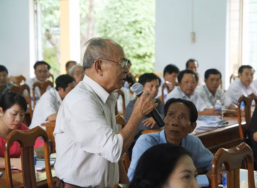  Các cử tri nêu nhiều ý kiến tâm huyết. Ảnh: Văn Ngọc