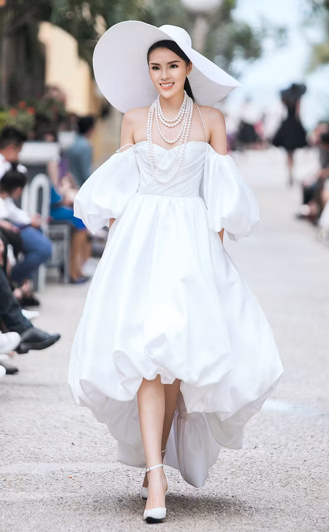 Khoác lên mình chiếc váy trễ vai bồng xòe theo phom dáng ấn tượng, chuỗi ngọc trai xa hoa làm tăng vẻ đẹp ngọc ngà căng tràn sức sống cho nàng Hoa hậu đình đám.
