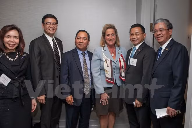 Các Đại sứ ASEAN gặp Hạ nghị sỹ Wagner và Castro. (Ảnh: Đoàn Hùng/Vietnam+)