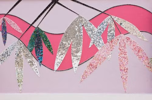 Cận cảnh bức tường được khảm tinh tế.