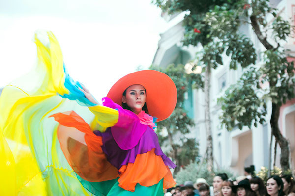 Hoàng Yến với màn trình diễn rất bay bổng trong BST sắc màu. Hoàng Yến với màn trình diễn rất bay bổng trong BST sắc màu.