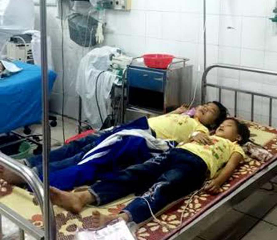 Hai trong số 5 bệnh nhi ngộ độc vì ăn quả thầu dầu. Ảnh: BS cung cấp.  Hai trong số 5 bệnh nhi ngộ độc vì ăn quả thầu dầu. Ảnh: BS cung cấp.