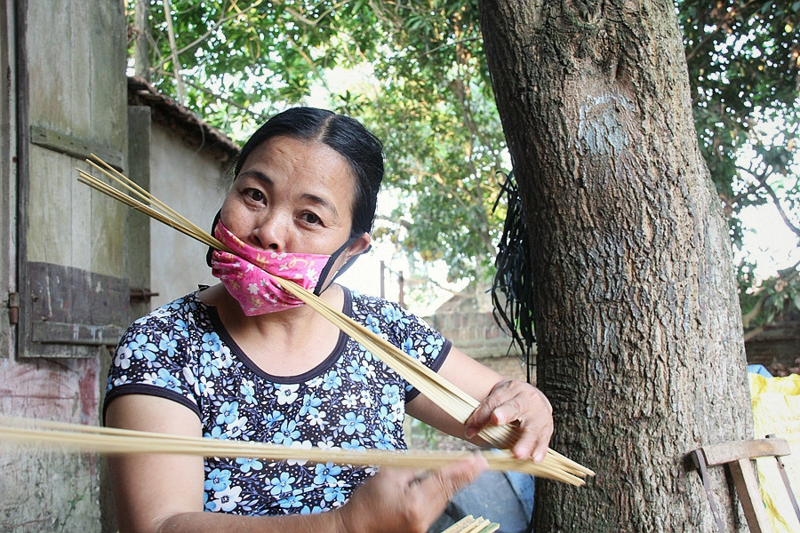  Cô Hoàng Thị Hồng, người dân địa phương đang chẻ dùng để làm hàng.