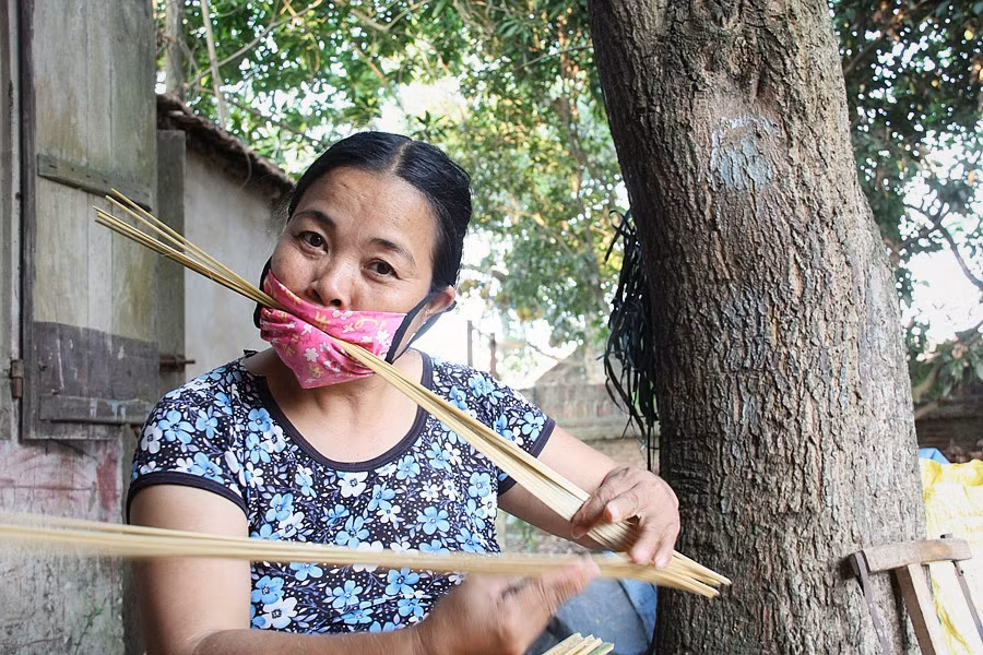  Cô Hoàng Thị Hồng, người dân địa phương đang chẻ dùng để làm hàng.