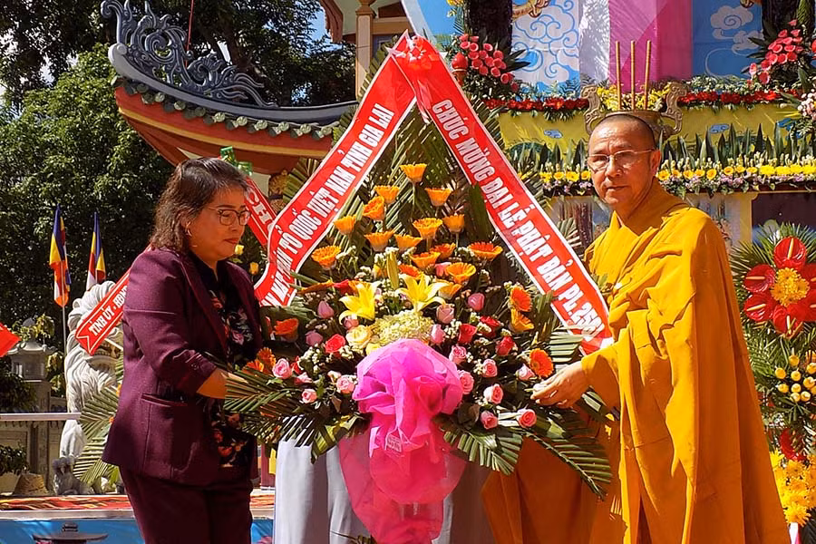 Phó Chủ tịch Ủy ban MTTQ Việt Nam tỉnh tặng lẵng hoa chúc mừng Đại lễ Phật đản. Ảnh: T.N