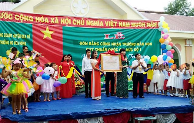 Trao bằng công nhận trường mầm non đạt chuẩn Quốc gia mức độ 1 cho Nhà trường. Ảnh: Hồng Thi Trao bằng công nhận trường mầm non đạt chuẩn Quốc gia cho Nhà trường. Ảnh: Hồng Thi