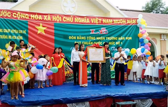 Trao bằng công nhận trường mầm non đạt chuẩn Quốc gia cho Nhà trường. Ảnh: Hồng Thi