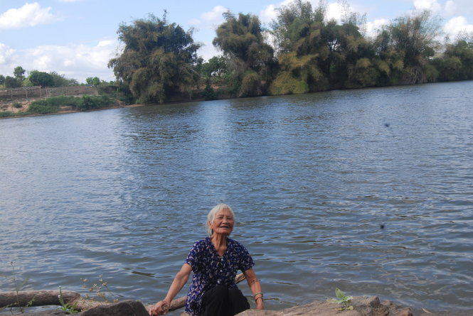  Ca sĩ H’Ben hát bài Avơng - Gọi bạn về làng khi ngồi cạnh dòng sông Ba ở quê nhà bà