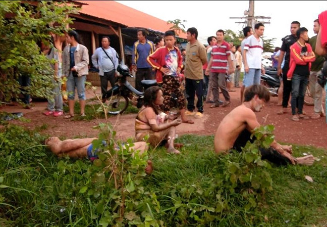 Các nạn nhân được người dân địa phương cứu thoát khỏi đám cháy trong tình trạng bị bỏng nặng. Các nạn nhân được người dân địa phương cứu thoát khỏi đám cháy trong tình trạng bị bỏng nặng.