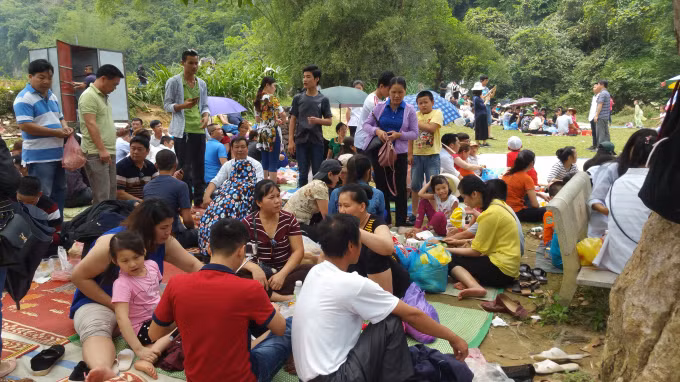 Nhiều gia đình tranh thủ nghỉ ngơi, ăn uống để tiếp tục hành trình thăm thú.