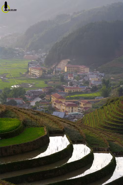  5 Một năm có hai đợt, tháng 9-10 mùa lúa chín, và thời điểm tháng 5-6 mùa nước đổ, đến với Mang Mủ bạn có thể nhìn ngắm những kiệt tác của đồng bào Mông là những thửa ruộng bậc thang trù phú.