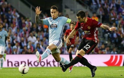 Mkhitaryan bỏ lỡ cơ hội ngon ăn nhất trong hiệp 1.