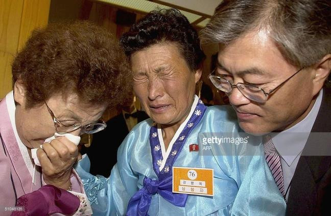 Ông Moon và mẹ (áo hồng)hội ngộ với người dì từ Triều Tiên tại khu nghỉ mát Mount Kumgang cua Hàn Quốc trong chương trình đoàn tụ tháng 7-2004. Ảnh: Getty/AFP.