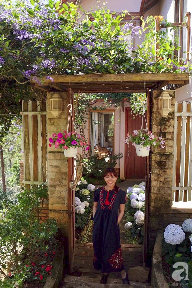 Cổng nhà đầy hoa.